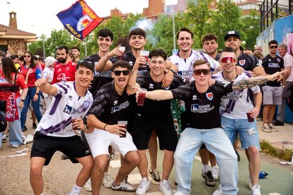 Miles de aficionados del Numancia con su equipo.
