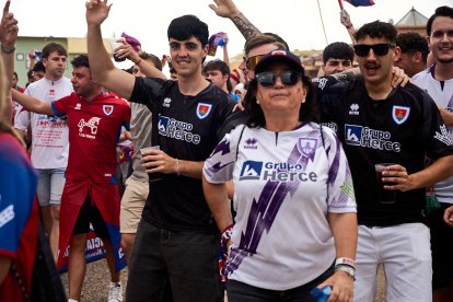 Miles de aficionados del Numancia con su equipo.