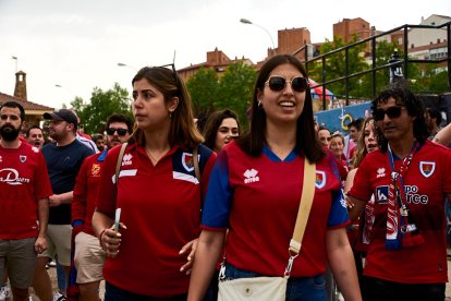 Miles de aficionados del Numancia con su equipo.