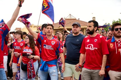 Miles de aficionados del Numancia con su equipo.
