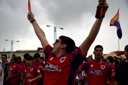 Miles de aficionados del Numancia con su equipo.