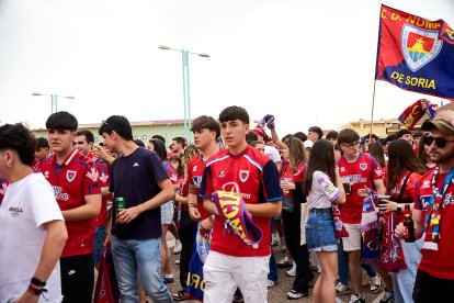Miles de aficionados del Numancia con su equipo.