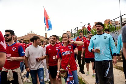 Miles de aficionados del Numancia con su equipo.