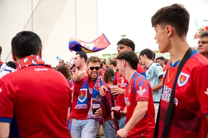 Miles de aficionados del Numancia con su equipo.