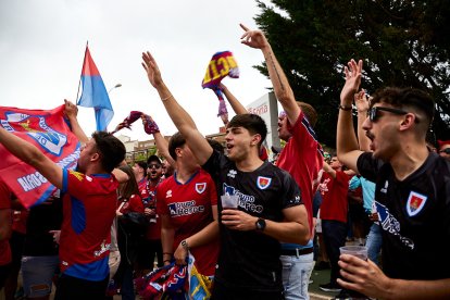 Miles de aficionados del Numancia con su equipo.
