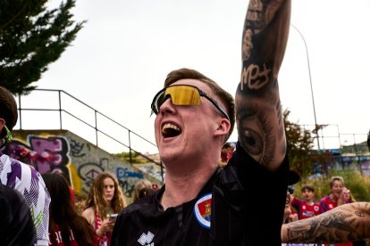 Miles de aficionados del Numancia con su equipo.