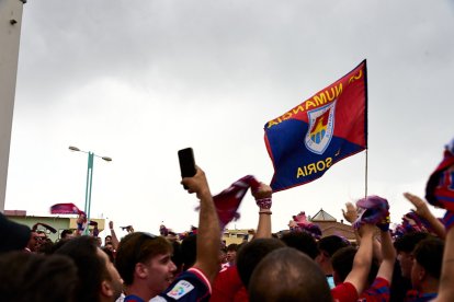 Miles de aficionados del Numancia con su equipo.