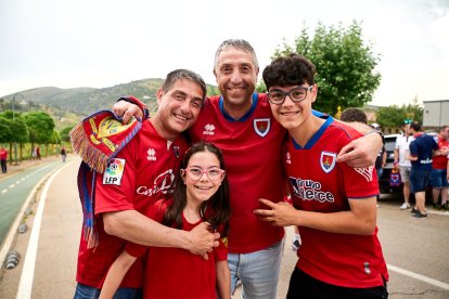 Miles de aficionados del Numancia con su equipo.