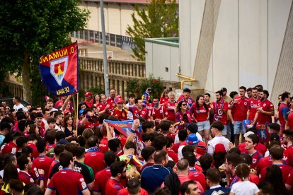Miles de aficionados del Numancia con su equipo.