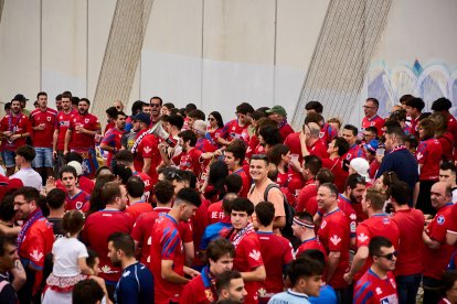 Miles de aficionados del Numancia con su equipo.