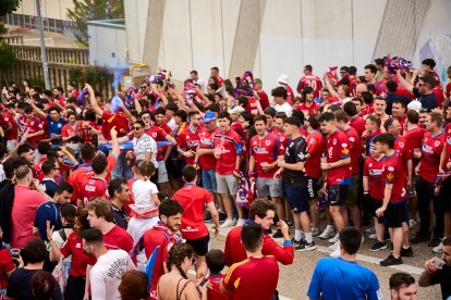 Miles de aficionados del Numancia con su equipo.