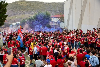 Miles de aficionados del Numancia con su equipo.