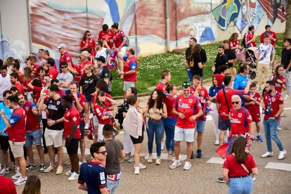 Miles de aficionados del Numancia con su equipo.