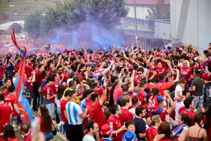 Miles de aficionados del Numancia con su equipo.