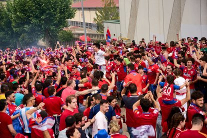 Miles de aficionados del Numancia con su equipo.