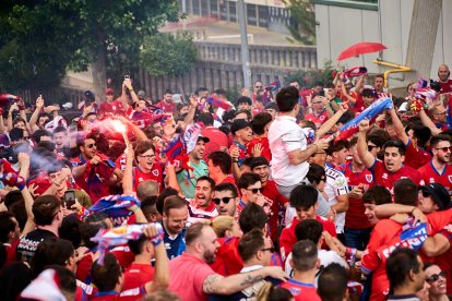 Miles de aficionados del Numancia con su equipo.
