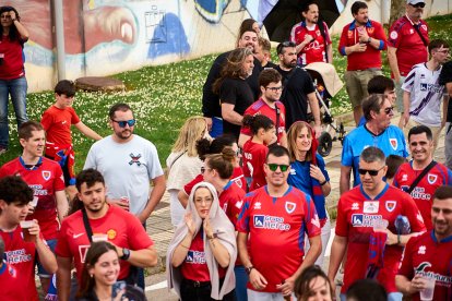 Miles de aficionados del Numancia con su equipo.