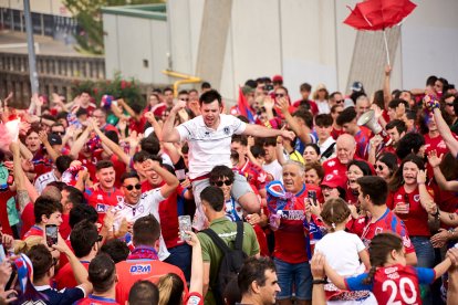 Miles de aficionados del Numancia con su equipo.