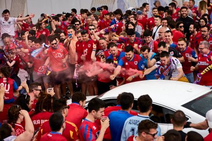 Miles de aficionados del Numancia con su equipo.