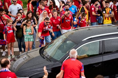 Miles de aficionados del Numancia con su equipo.
