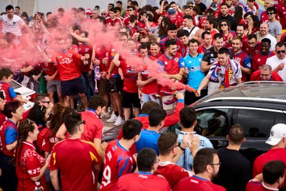 Miles de aficionados del Numancia con su equipo.