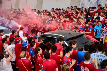 Miles de aficionados del Numancia con su equipo.