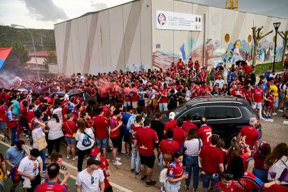 Miles de aficionados del Numancia con su equipo.