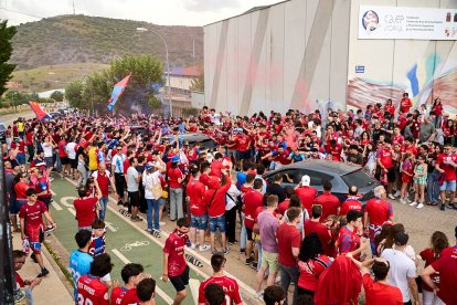 Miles de aficionados del Numancia con su equipo.