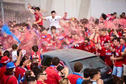 Miles de aficionados del Numancia con su equipo.