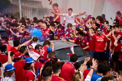 Miles de aficionados del Numancia con su equipo.
