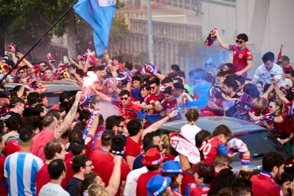 Miles de aficionados del Numancia con su equipo.