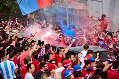 Miles de aficionados del Numancia con su equipo.