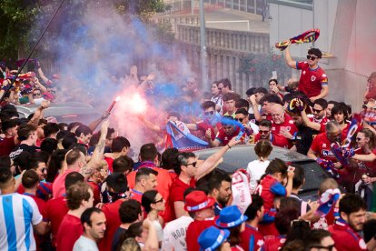 Miles de aficionados del Numancia con su equipo.