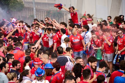 Miles de aficionados del Numancia con su equipo.