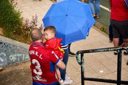 Miles de aficionados del Numancia con su equipo.
