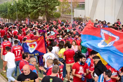 Miles de aficionados del Numancia con su equipo.
