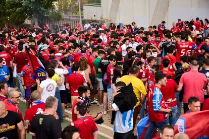 Miles de aficionados del Numancia con su equipo.