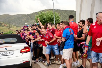 Miles de aficionados del Numancia con su equipo.