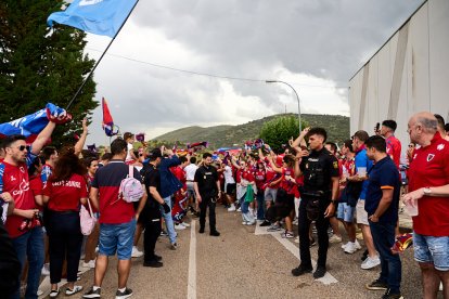 Miles de aficionados del Numancia con su equipo.