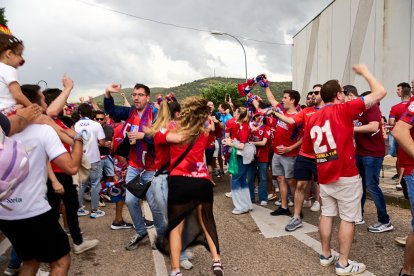 Miles de aficionados del Numancia con su equipo.