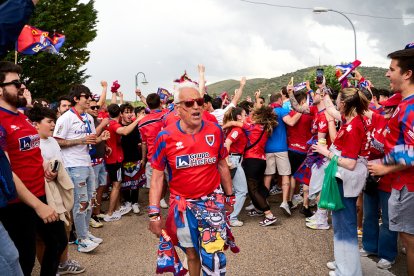 Miles de aficionados del Numancia con su equipo.