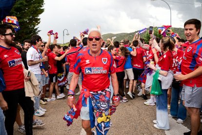 Miles de aficionados del Numancia con su equipo.