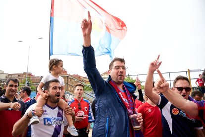 Miles de aficionados del Numancia con su equipo.