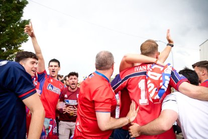 Miles de aficionados del Numancia con su equipo.