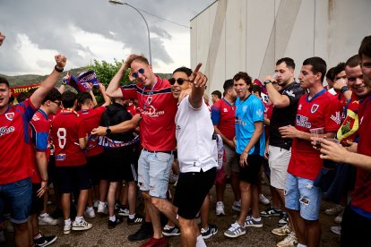 Miles de aficionados del Numancia con su equipo.
