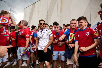 Miles de aficionados del Numancia con su equipo.