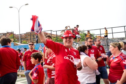 Miles de aficionados del Numancia con su equipo.