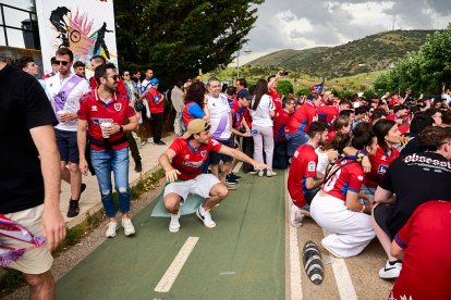 Miles de aficionados del Numancia con su equipo.