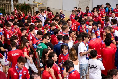 Miles de aficionados del Numancia con su equipo.