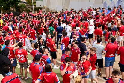 Miles de aficionados del Numancia con su equipo.